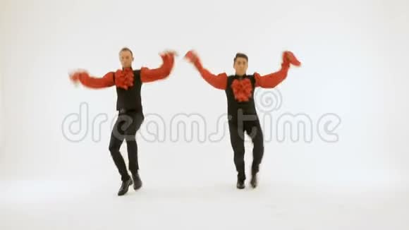 两个穿着黑色西装和红色衬衫的男人同步跳舞视频的预览图