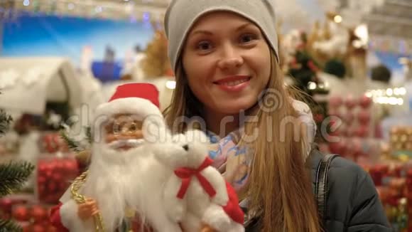 一个女孩在超市的圣诞装饰背景上的肖像视频的预览图