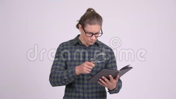 带放大镜的帅哥读书视频的预览图