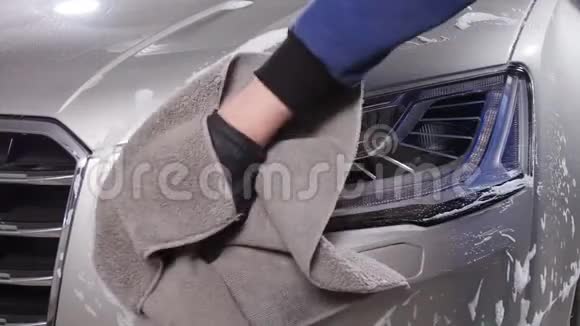 汽车细节概念男人手里拿着超细纤维擦车视频的预览图