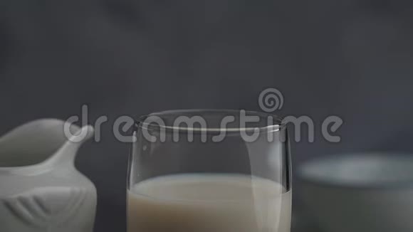 在杯子里倒牛奶视频的预览图