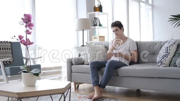 男人爱喝咖啡思考放松视频的预览图