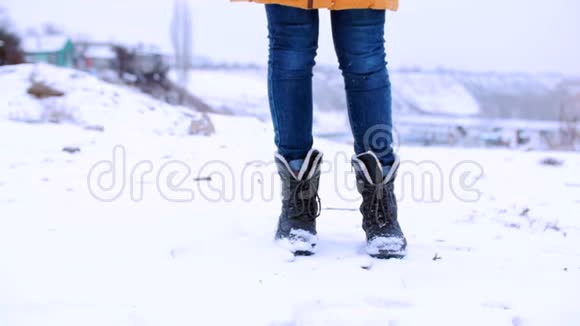 特写人像从下方看少女双脚走在雪地上视频的预览图