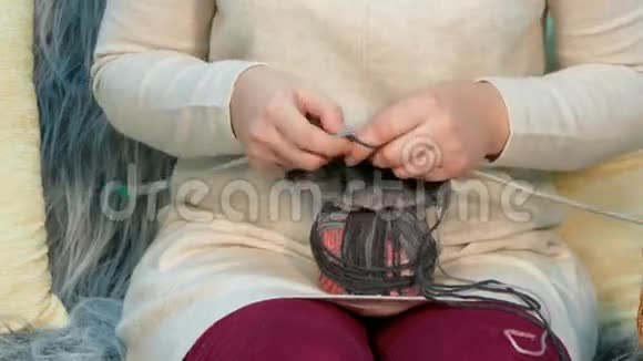 中年妇女编织羊毛衣服视频的预览图