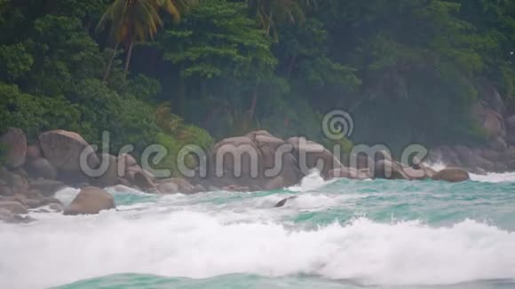 风暴面前的热带岛屿上的海浪慢动作视频的预览图