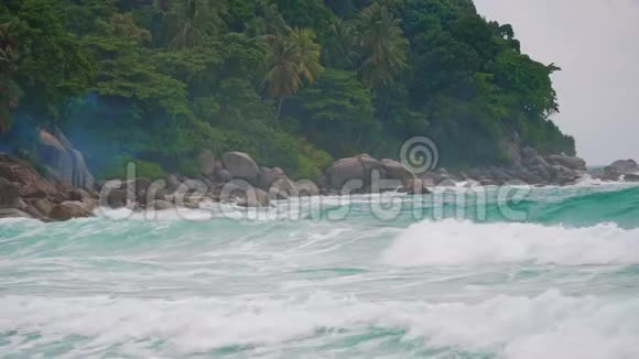 热带岛屿风暴来临前强烈的巨浪视频的预览图