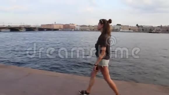 旅游女孩在圣彼得堡散步视频的预览图