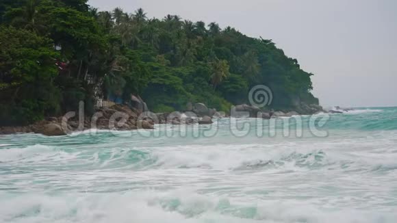 在暴风雨来临之前海浪和海浪在岩石和海滩上慢慢地分解视频的预览图