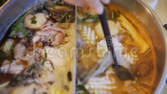 虾和三文鱼放入涮锅或火锅视频的预览图