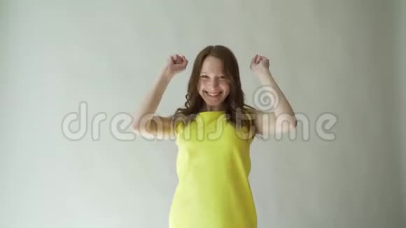 情感女孩与感性嘴唇灰色背景黄色鲜艳服饰中有吸引力的不伦特肖像视频的预览图