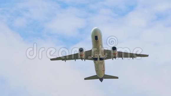 飞机从机场起飞加快速度和高度飞过摄像机视频的预览图