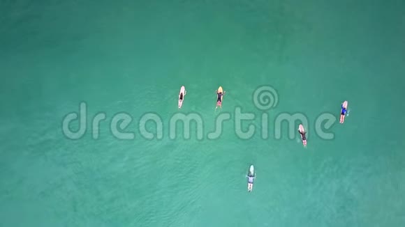 冲浪者在荡漾的水面上航行视频的预览图