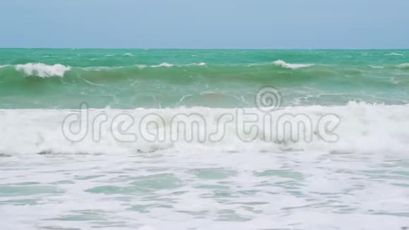 热带岛屿上阳光明媚的海滩游客的天堂海浪的慢镜头调查视频的预览图