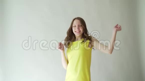 情感女孩与感性嘴唇灰色背景黄色鲜艳服饰中有吸引力的不伦特肖像视频的预览图