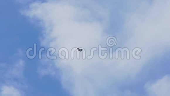 天空中的运动飞机视频的预览图