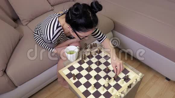 坐在沙发上下棋的女人视频的预览图