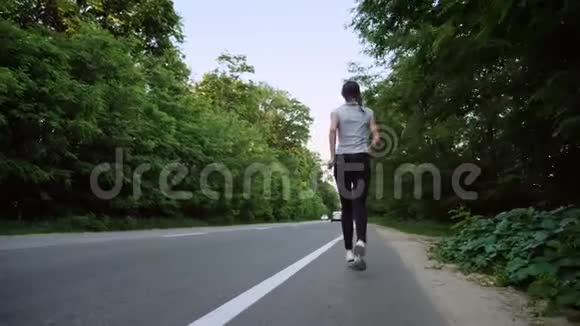 在农村开放的道路上奔跑的女子视频的预览图