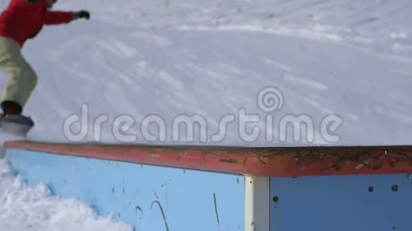 那家伙正在栏杆上滑雪板指手划脚视频的预览图