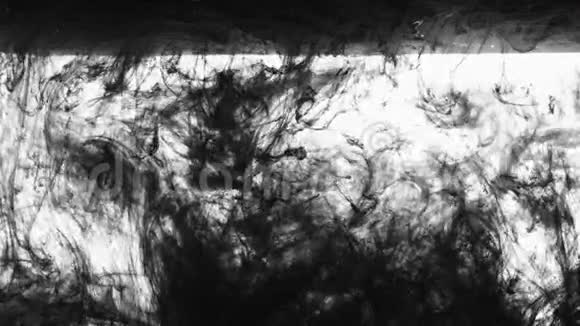 黑色油漆滴在水里视频的预览图