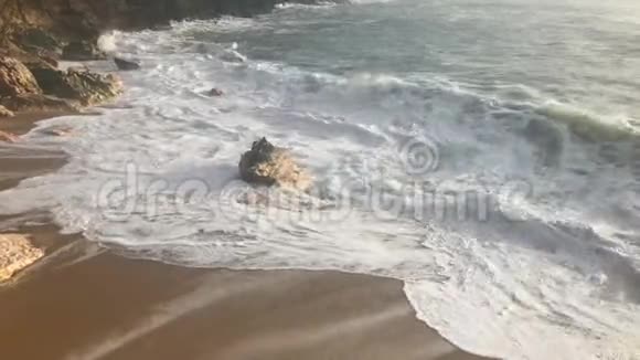 葡萄牙拿撒勒带海浪的拿撒勒沙滩风光视频的预览图