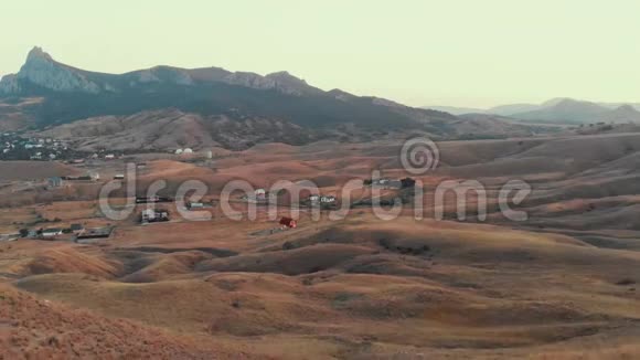 一个背着背包的人在山谷的背景下从一架无人驾驶飞机上行走视频的预览图
