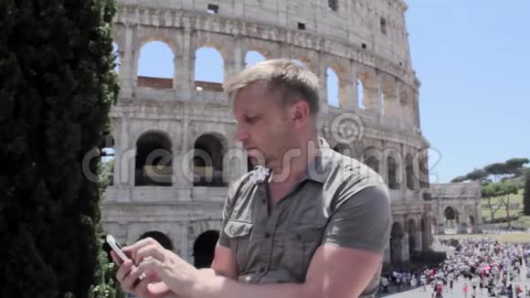 用手机在欧洲古城美景上发白种人旅游短信视频的预览图