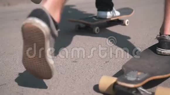 在街上玩滑板视频的预览图