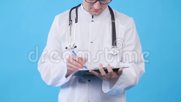 男医生站在蓝色背景的文件夹里视频的预览图