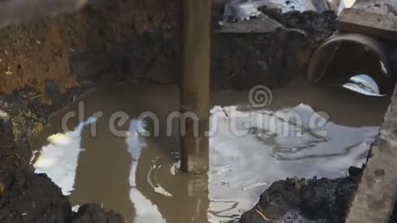 探勘坑金属管绕在泥土上视频的预览图