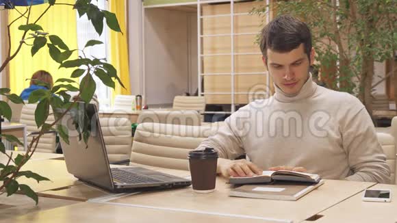 男人在工作中心看书视频的预览图