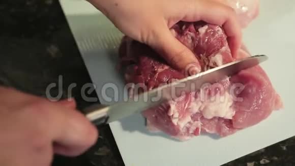 女人在厨房切肉视频的预览图