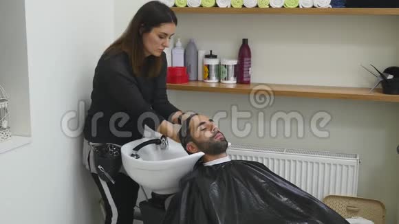 女理发师洗男头视频的预览图