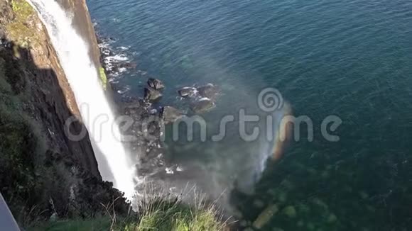 苏格兰KiltRock瀑布旁边彩虹的特写视频的预览图