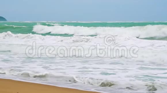 慢动作热带岛屿上的海浪沙滩游客的天堂视频的预览图