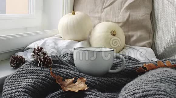 惬意秋晨早餐于床景蒸杯热咖啡茶站在窗边秋天感恩节视频的预览图