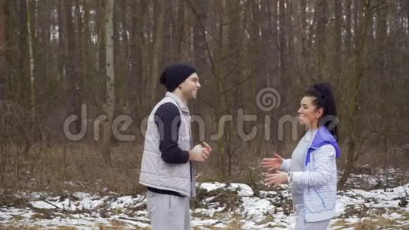 冬林中男女青年对话视频的预览图