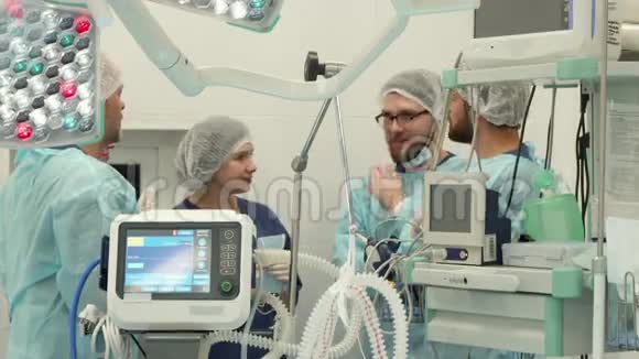 手术组在手术室谈话视频的预览图