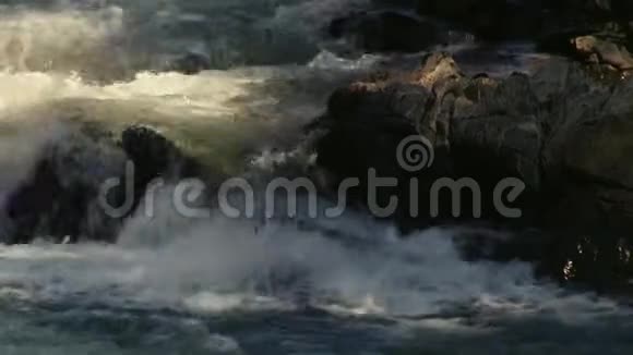 泉水在岩石之间流淌视频的预览图