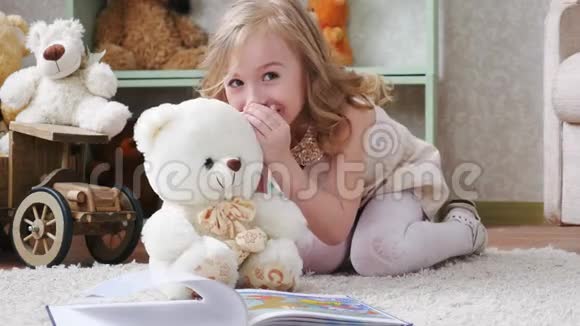 女孩和泰迪熊分享一个秘密视频的预览图