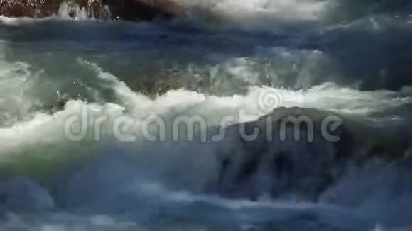泉水在岩石之间流淌视频的预览图