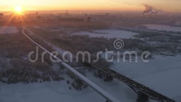 工业雪覆盖着大城市的红色日落空中城市景观无人机视野视频的预览图