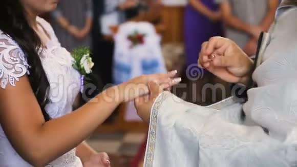 牧师给教堂里的新娘和新郎戴上戒指视频的预览图