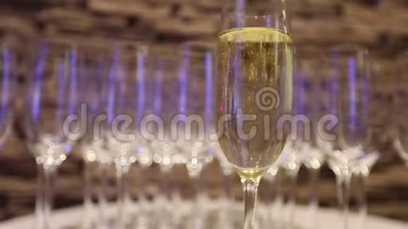 在空杯的背景上喝一杯香槟在自助餐桌上喝一杯香槟泡沫视频的预览图