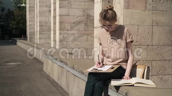 专心致志的年轻女子在外面学习视频的预览图