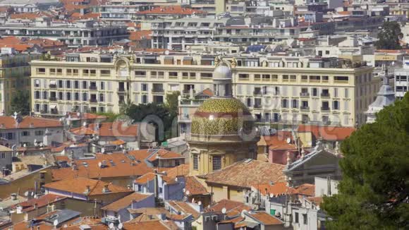 尼斯老城屋顶建筑和教堂全景旅行视频的预览图