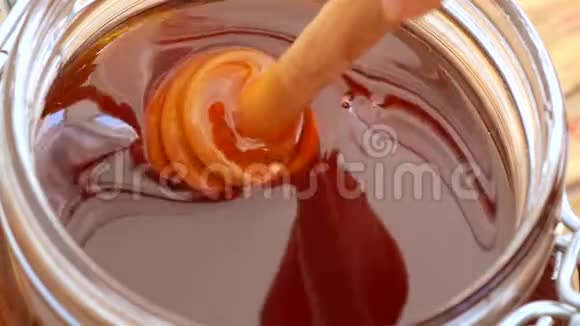 手用蜜勺搅拌蜂蜜视频的预览图