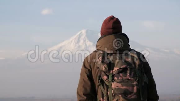 徒步旅行看阿拉拉特山视频的预览图