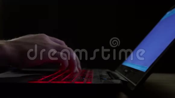 男人在笔记本键盘上打字视频的预览图