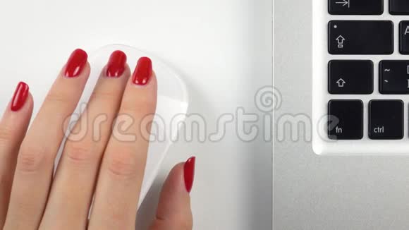 4K镜头女士的左手红色指甲使用无线电脑鼠标上景特写视频的预览图