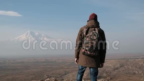 在亚美尼亚徒步旅行看山视频的预览图
